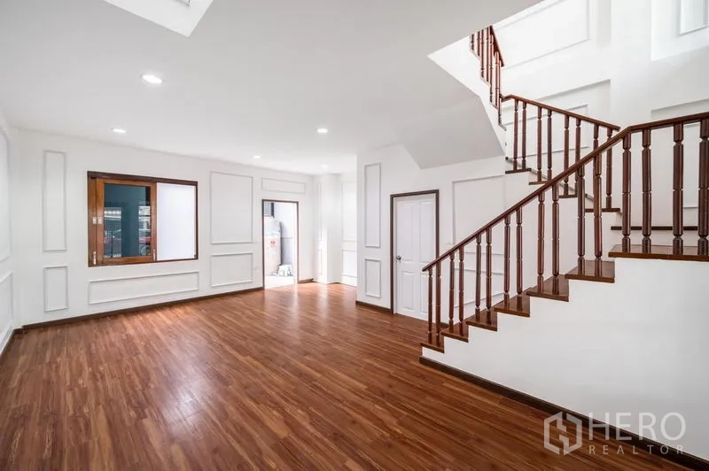 ทาวน์เฮาส์ ขาย - โถงชั้นล่างกว้างเพดานฝ้าดาวน์ไลท์และบันไดไม้
