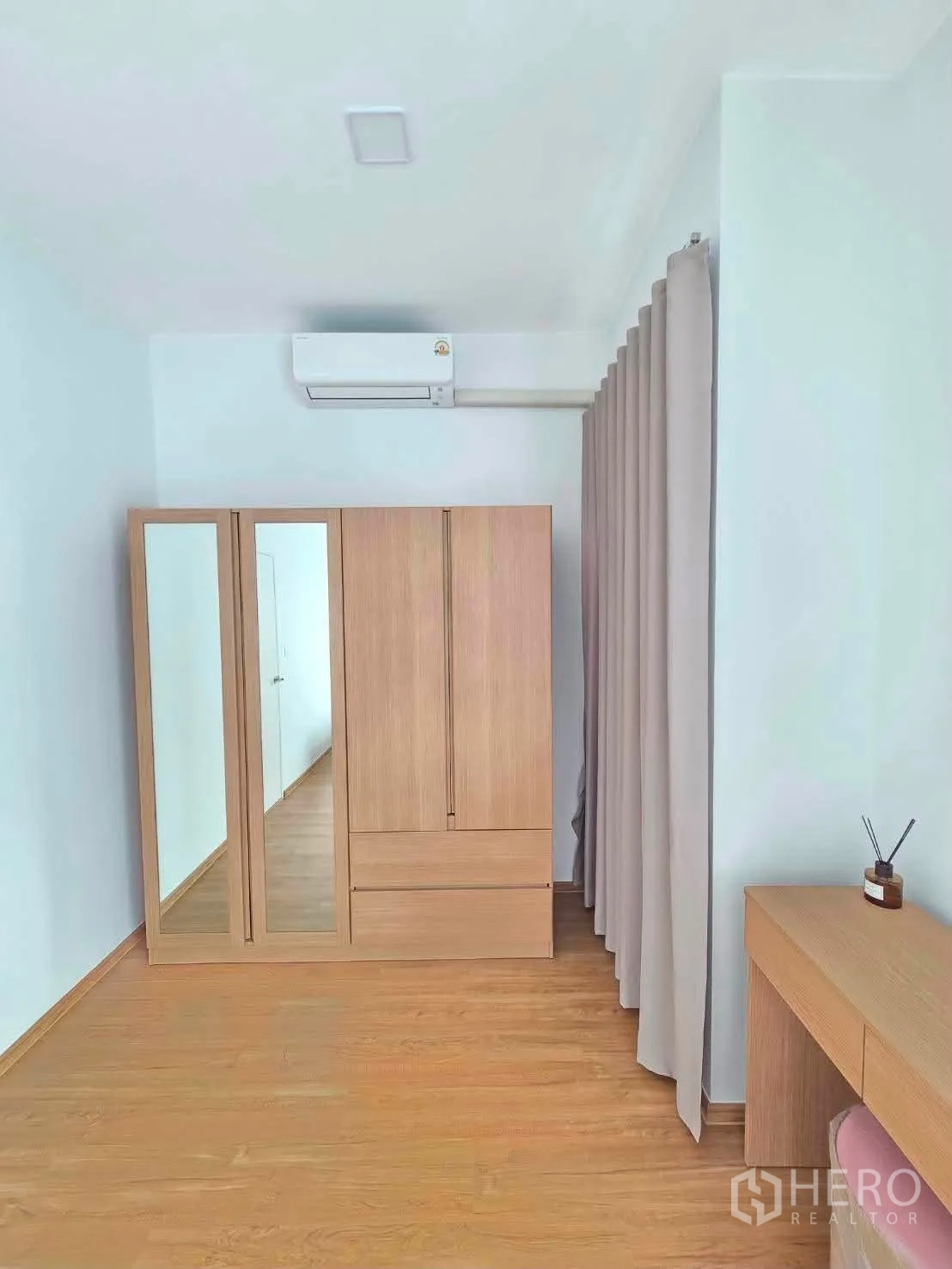 联排别墅 for rent in Bang Phli, Samut Prakan - 卧室一角有木质衣柜、镜门和梳妆台。