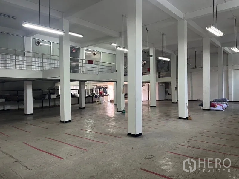อาคารพาณิชย์ ให้เช่าในKhlong Toei, Bangkok - ภายในสไตล์โกดัง เสาสูงสีขาว ทางเดินชั้นลอย และไฟเพดานสว่าง