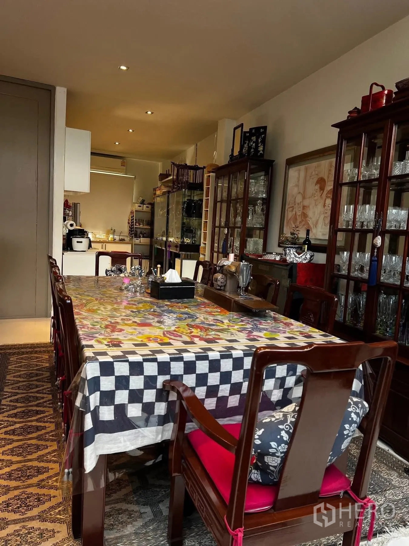 ทาวน์เฮาส์ for rent or sale in Watthana, Bangkok - โซนทานอาหารโต๊ะยาว เก้าอี้ไม้ และตู้กระจก เชื่อมต่อครัว