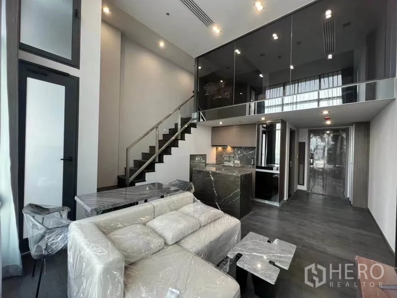 公寓 出租在Ratchathewi, Bangkok - 开放式起居区，石纹中岛厨房与玻璃夹层。