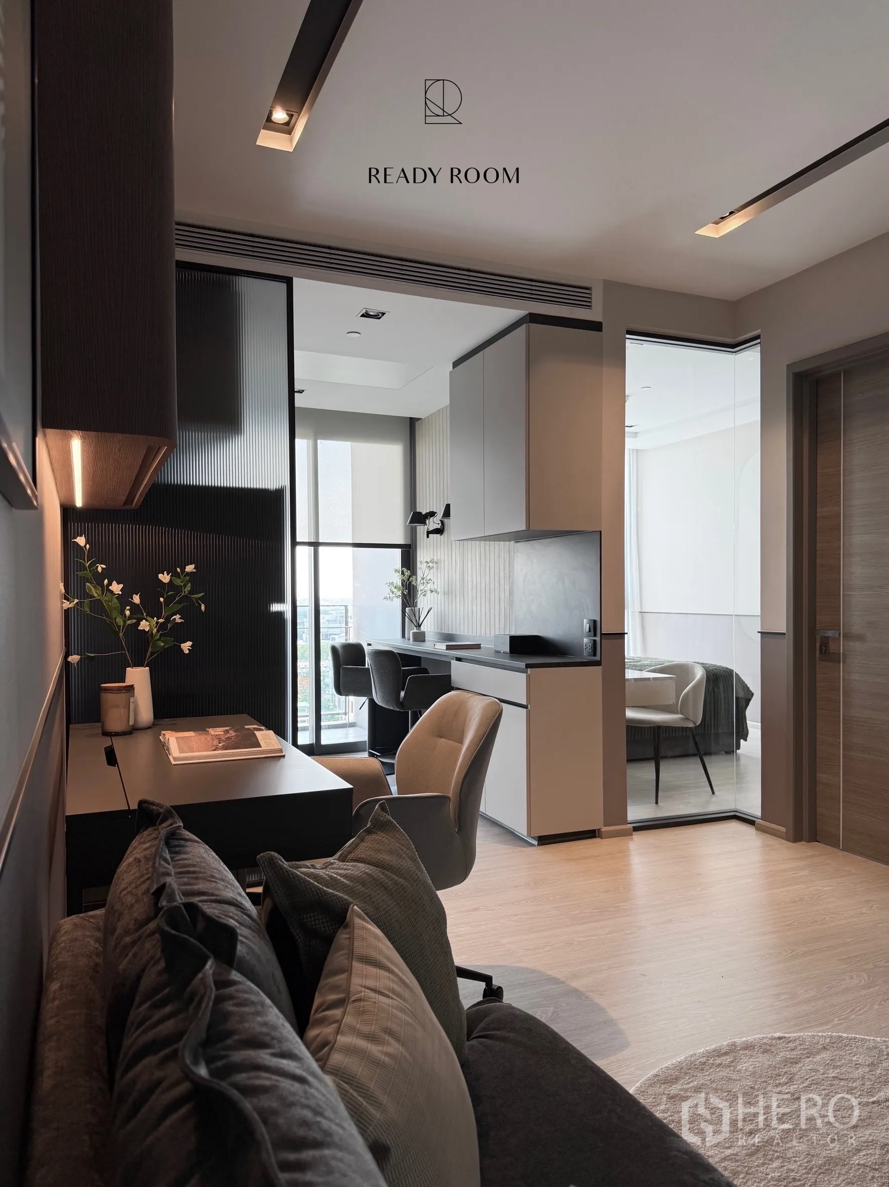 คอนโด for rent in Khlong Toei, Bangkok - มุมนั่งเล่นอบอุ่นพร้อมโต๊ะทำงานหันหน้าเข้าหาครัวและหน้าต่างบานใหญ่.