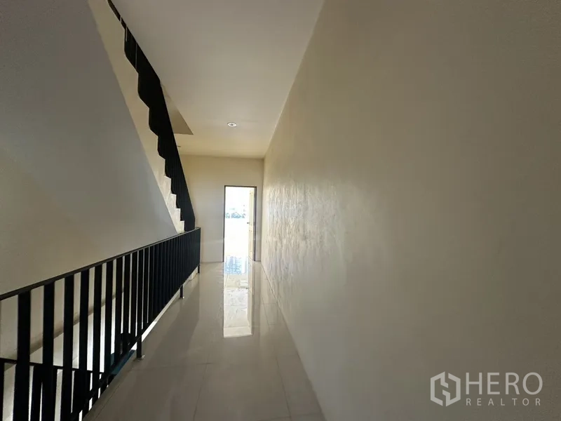 สำนักงานที่บ้าน ให้เช่าในPhra Khanong, Bangkok - พื้นที่ทำงานขนาดใหญ่ ผนังสีดำ หน้าต่างกว้างมองเห็นต้นไม้