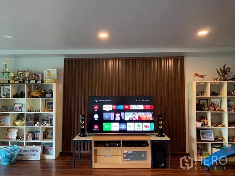 โรงงาน ขายในThanyaburi, Pathum Thani - ห้องสันทนาการหรือห้องประชุม มีทีวีขนาดใหญ่ ชั้นวาง และผนังลายไม้