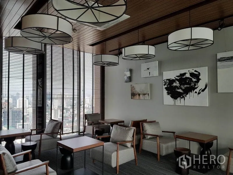 คอนโด ให้เช่าในWatthana, Bangkok - สกายเลานจ์ หน้าต่างเต็มบาน เพดานสูง ตกแต่งร่วมสมัย วิวเมือง