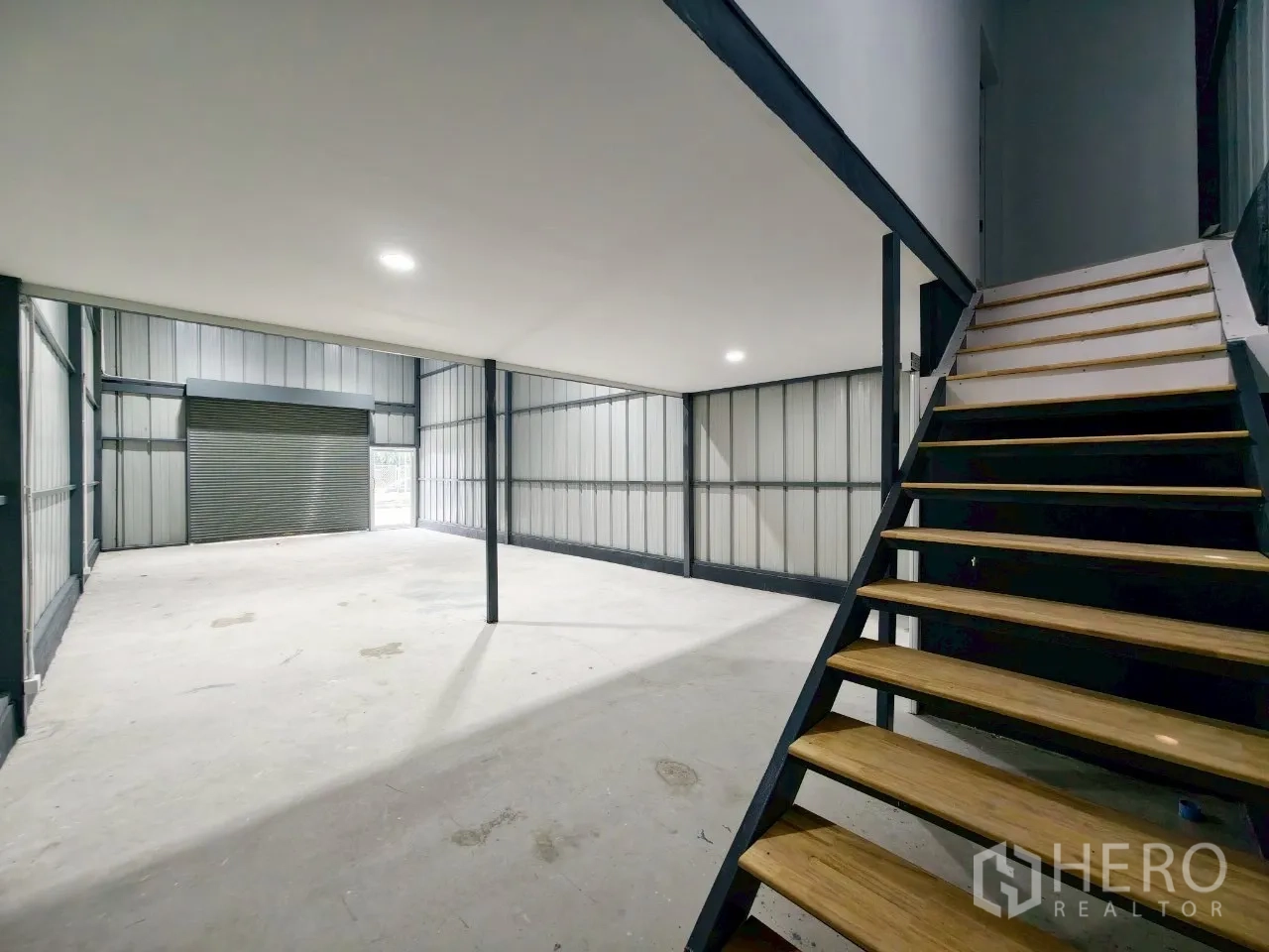 Warehouse for rent in Phra Khanong, Bangkok - Staircase leading up to the mezzanine office overlooking the warehouse floor.