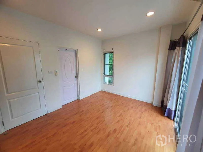 Detached House for rent in Saphan Sung, Bangkok - Bright spare room with recessed lights, wood floors and a corner window.