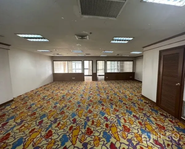 สำนักงาน ให้เช่า - พื้นที่ออฟฟิศแบบเปิดกว้าง พรมลายสีสัน ไฟฝ้าและระบบแอร์กลาง เชื่อมสู่ห้องกั้นย่อย
