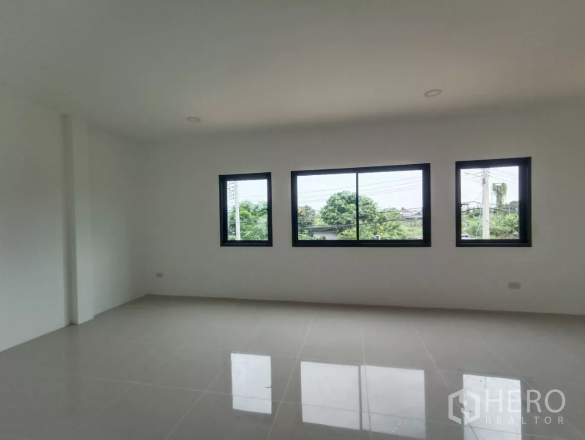 工厂 出租或出售在Bang Yai, Nonthaburi - 楼上多功能房，宽窗户可眺望绿景