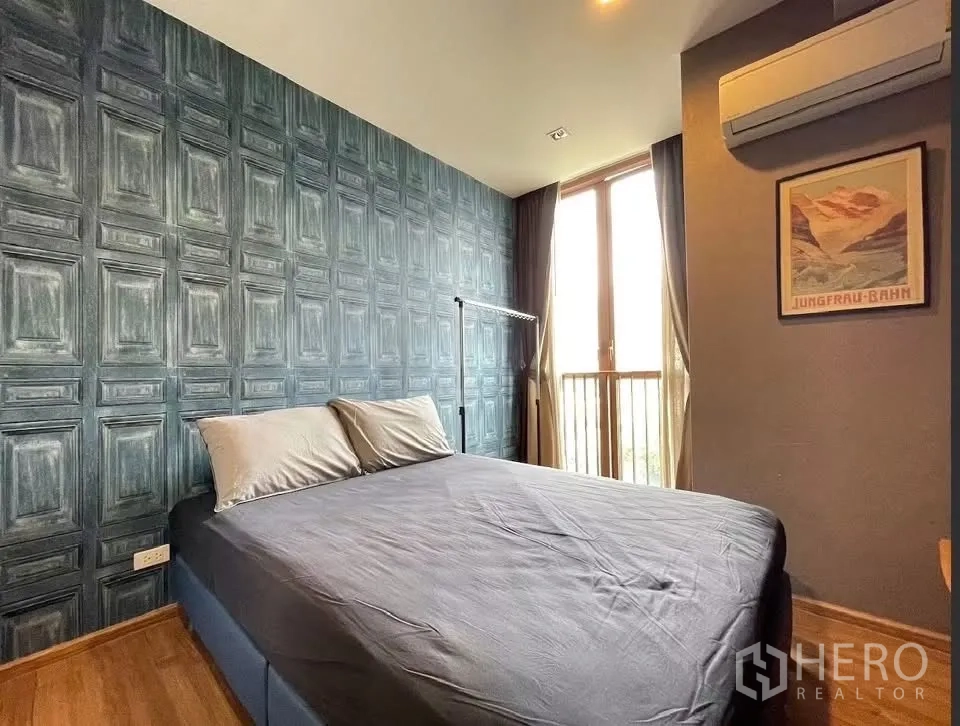 คอนโด for rent in Watthana, Bangkok - ห้องนอนเตียงคู่ ผนังลายกรอบไม้ เครื่องปรับอากาศ และหน้าต่างสูง