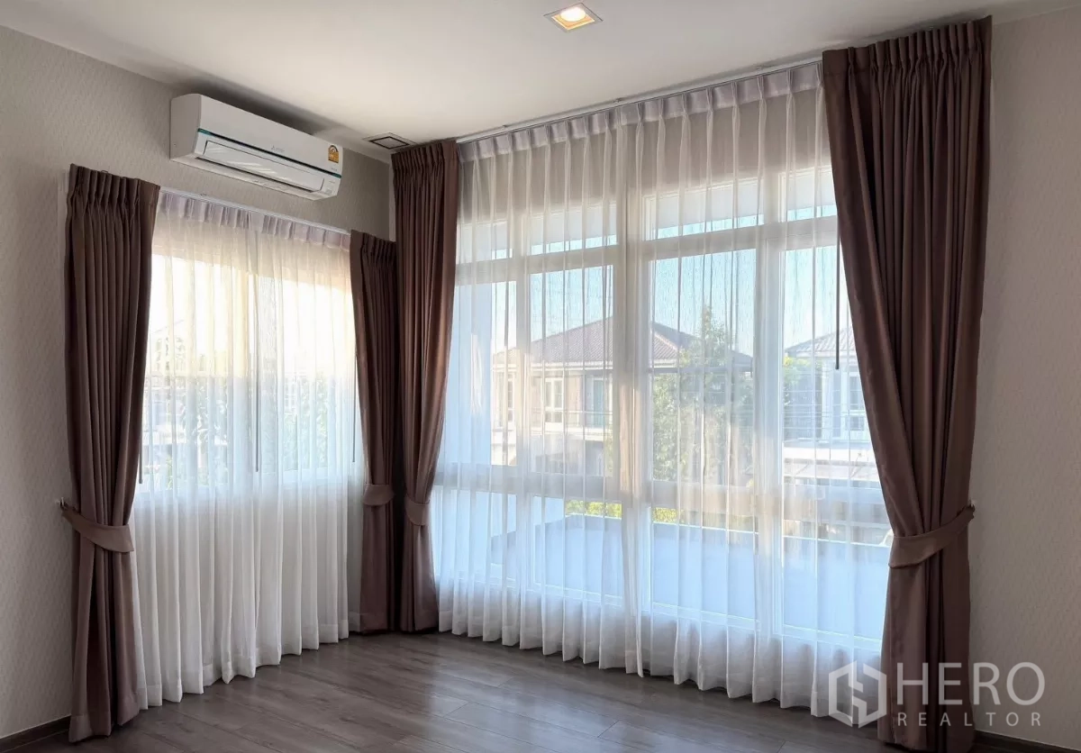 Detached House for rent in Prawet, Bangkok - Spacious empty bedroom with balcony-facing windows and curtains