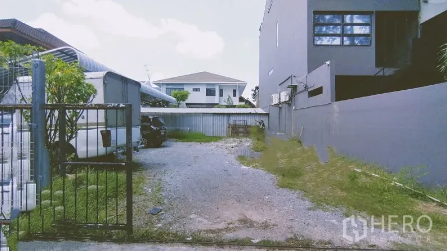 สำนักงานที่บ้าน ให้เช่าในChatuchak, Bangkok - พื้นที่จอดรถลูกรังมีรั้ว อยู่ข้างอาคาร