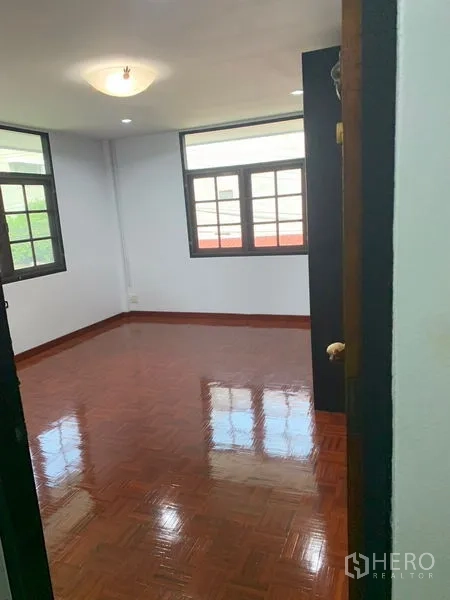 บ้าน ให้เช่าในKhlong Toei, Bangkok - ห้องนอนสว่าง พื้นปาร์เกต์เงา มีหน้าต่างสองด้าน