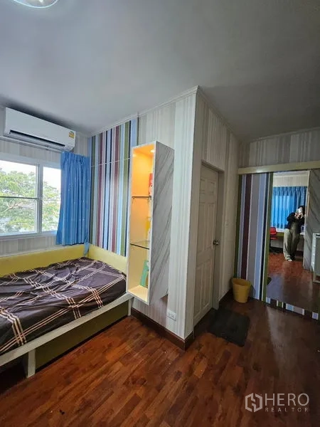 บ้าน ให้เช่า - ห้องนอนขนาดกะทัดรัด ผนังลายทาง เตียงเดี่ยว ชั้นโชว์ และพื้นไม้