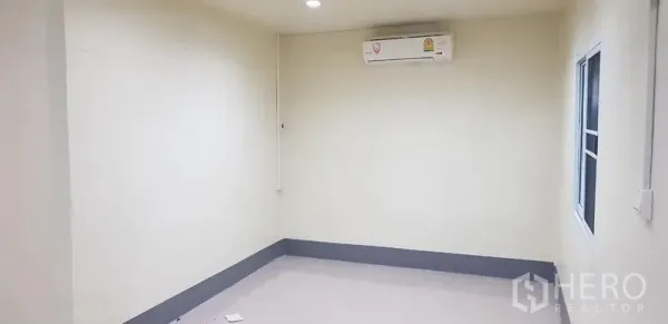 货栈 出租在Bang Phli, Samut Prakan - 仓库内的空调办公室，浅色墙面、瓷砖地面和窗户。