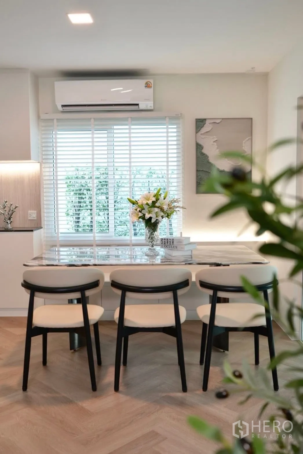 Detached House for rent in Bang Phli, Samut Prakan - Bright dining nook with marble-top table, four chairs and large window with blinds.