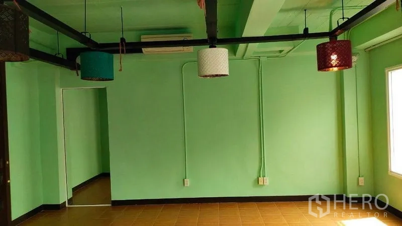 สำนักงาน ให้เช่าในPrawet, Bangkok - ห้องทำงานโทนสีเขียวมินต์ โคมไฟแขวนหลากสี และพื้นกระเบื้องสีน้ำตาล
