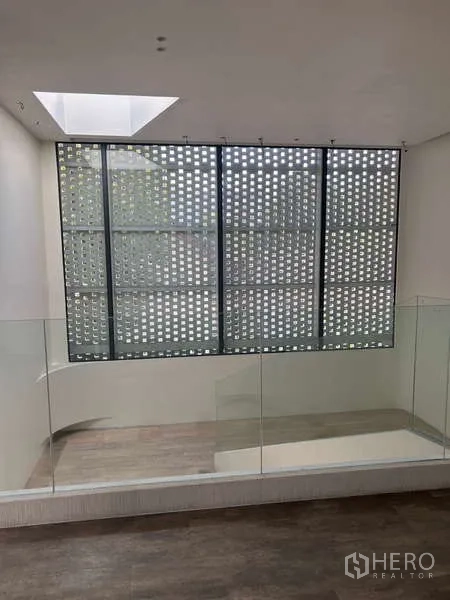 独立商业地产 出租在Khlong Toei, Bangkok - 现代白色立面，整高玻璃入口，临繁华街道。