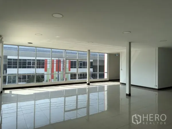 Warehouse for rent in Samut Prakan - Spacious office level overlooking the site through full-height glazing.