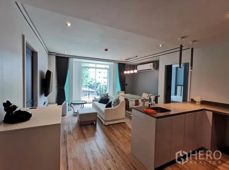 คอนโด ให้เช่าในSathon, Bangkok - พื้นที่นั่งเล่นและทานข้าวแบบเปิดโล่ง พร้อมระเบียง พื้นไม้ และเคาน์เตอร์ครัวทันสมัย