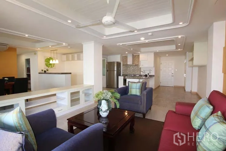 คอนโด ขายในWatthana, Bangkok - ห้องนั่งเล่นกว้างพร้อมพัดลมเพดาน ชุดโซฟา และไฟดาวน์ไลท์ เชื่อมต่อครัวสมัยใหม่