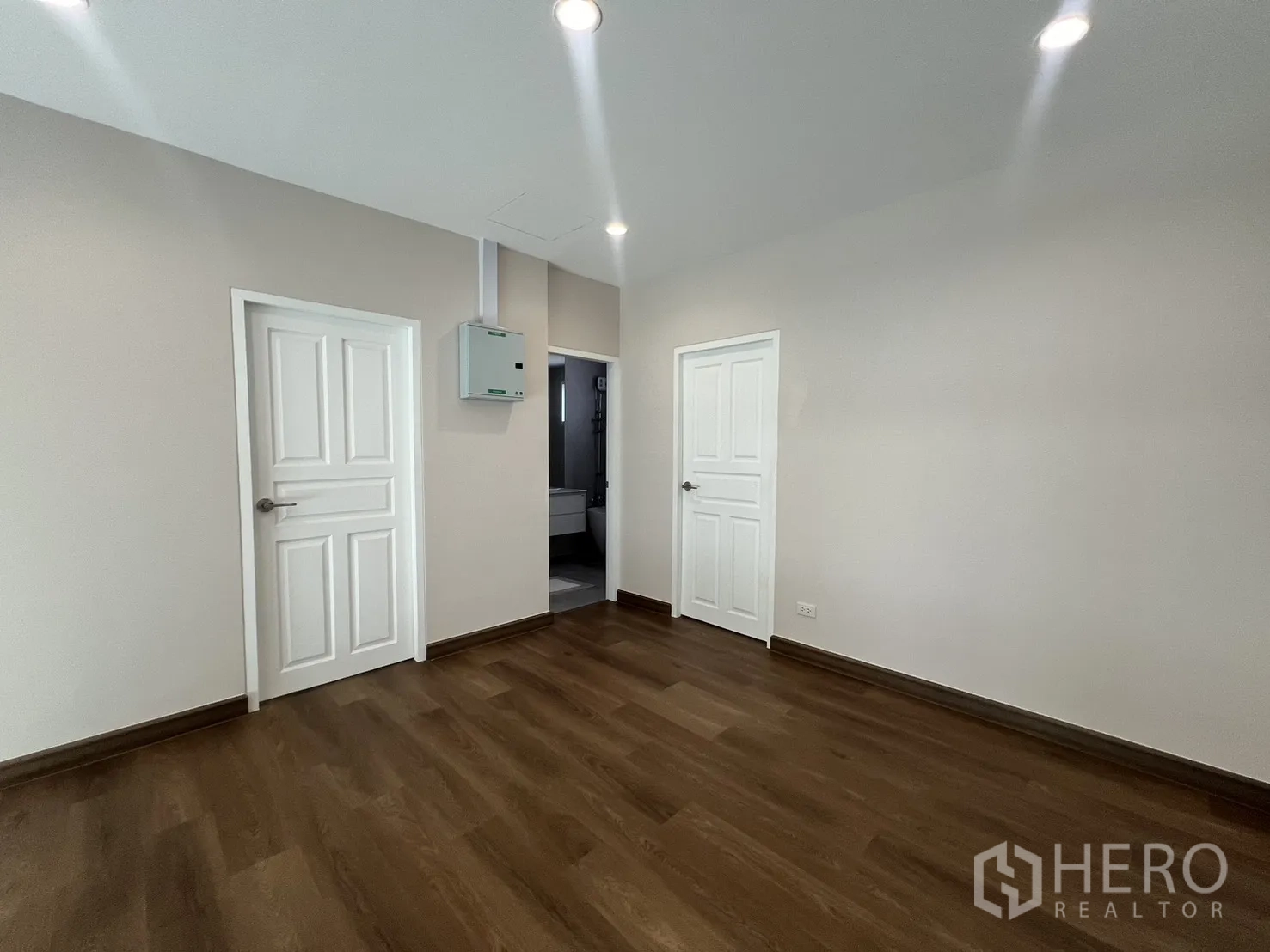 独立式住宅 出租在Mueang Samut Prakan, Samut Prakan - 二层大厅，栏杆俯瞰楼梯间。