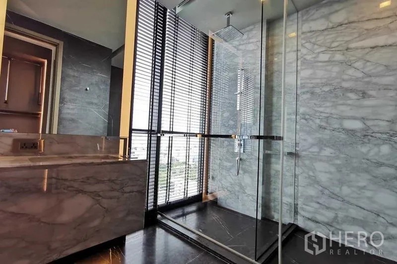 公寓 出租或出售在Watthana, Bangkok - 大理石卫浴，玻璃淋浴间与顶喷花洒。