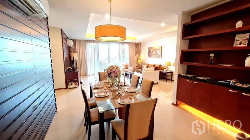 อพาร์ทเมนท์ ให้เช่าในKhlong Toei, Bangkok - โต๊ะอาหารหกที่นั่งติดผนังไม้ตกแต่งและชั้นวาง เชื่อมต่อระเบียง