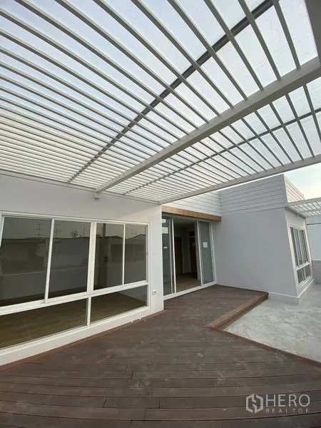 สำนักงานที่บ้าน ให้เช่าหรือขายในSuan Luang, Bangkok - เดคดาดฟ้าร่มเงาใต้ระแนงเหล็ก ข้างห้องกระจก