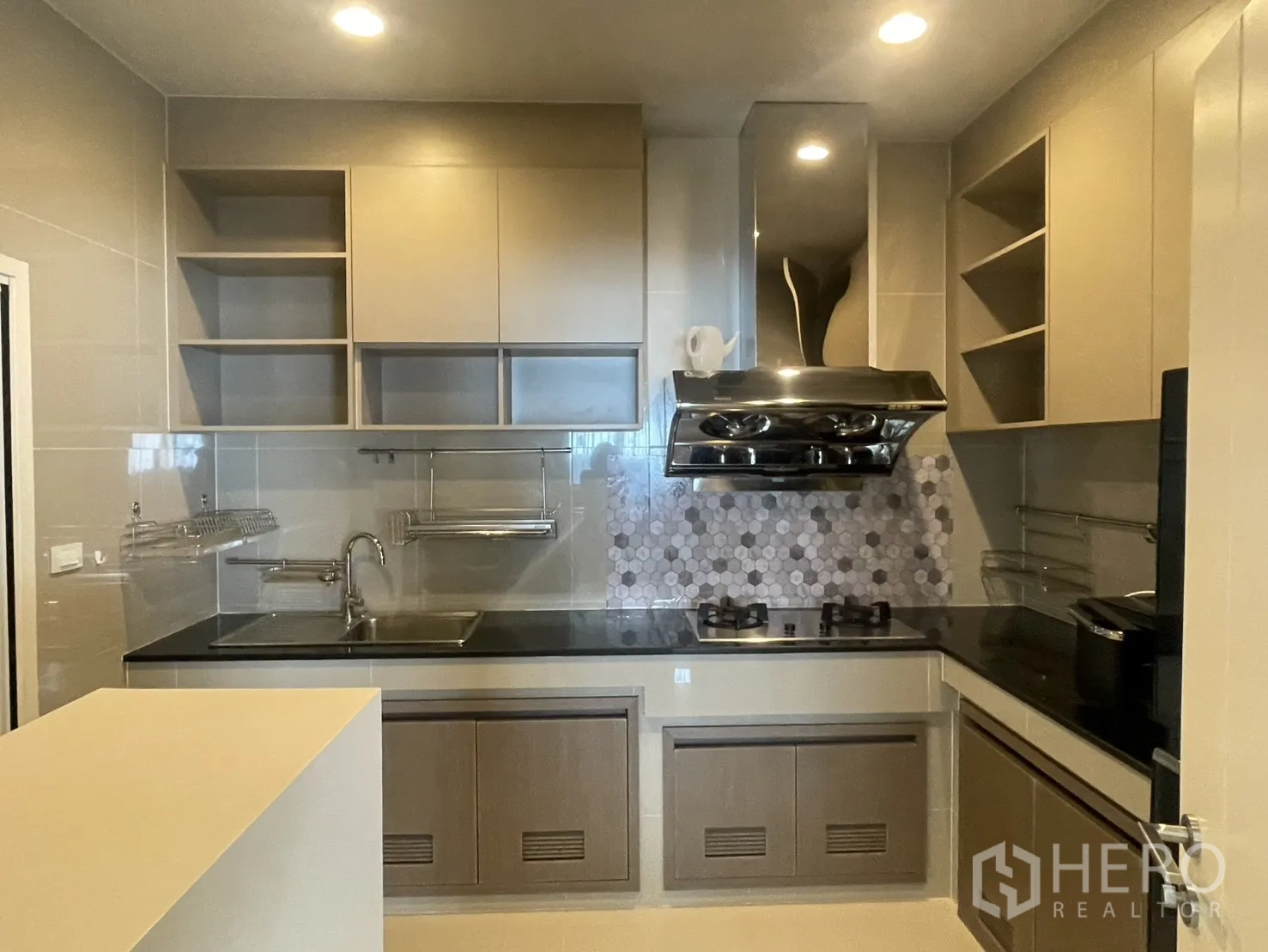 บ้าน ให้เช่าหรือขายในLam Luk Ka, Pathum Thani - ครัวไทยแยก พร้อมเตาแก๊ส เครื่องดูดควันสแตนเลสแรงดูดสูง และชั้นเก็บของ