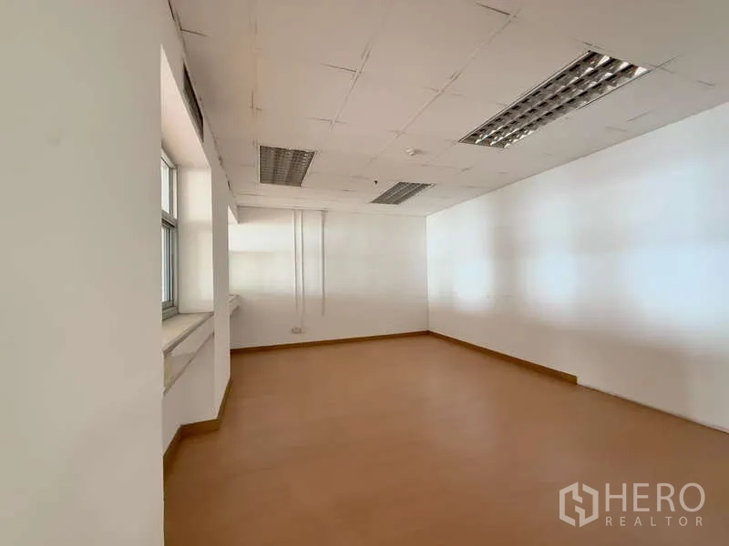 办公空间 出租在Chatuchak, Bangkok - 独立办公室，长窗台、白墙与嵌入式日光灯。