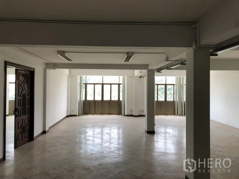 办公空间 出租在Huai Khwang, Bangkok - 灵活办公区，精致木门与窗口