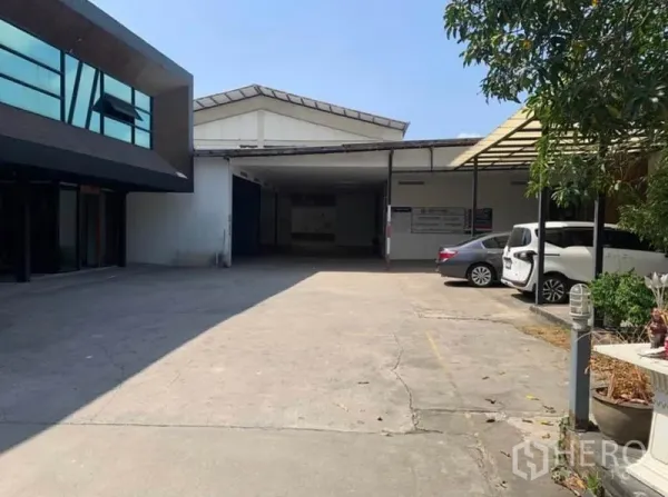 คลังสินค้า ให้เช่าในSamut Prakan - คอมปาวด์โกดังที่บางเสาธง ลานคอนกรีตกว้าง มีหลังคาโหลดสินค้า และอาคารสำนักงานกระจก