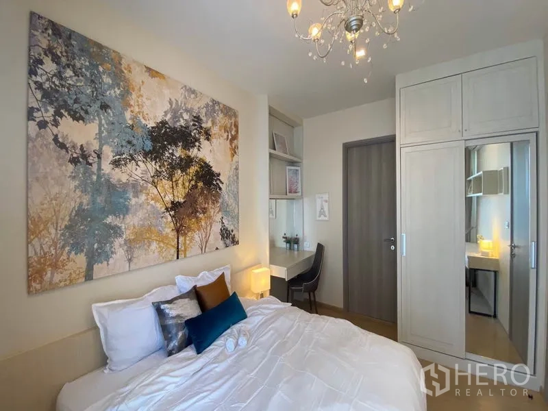 Condominium for rent or sale in Khlong Toei, Bangkok - Bedroom with chandelier, large wall art, built-in wardrobe and dressing nook.