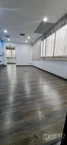 สำนักงาน ให้เช่าในWatthana, Bangkok - ห้องยาวมีหน้าต่างเรียงต่อ มู่ลี่แนวตั้ง และพื้นลายไม้