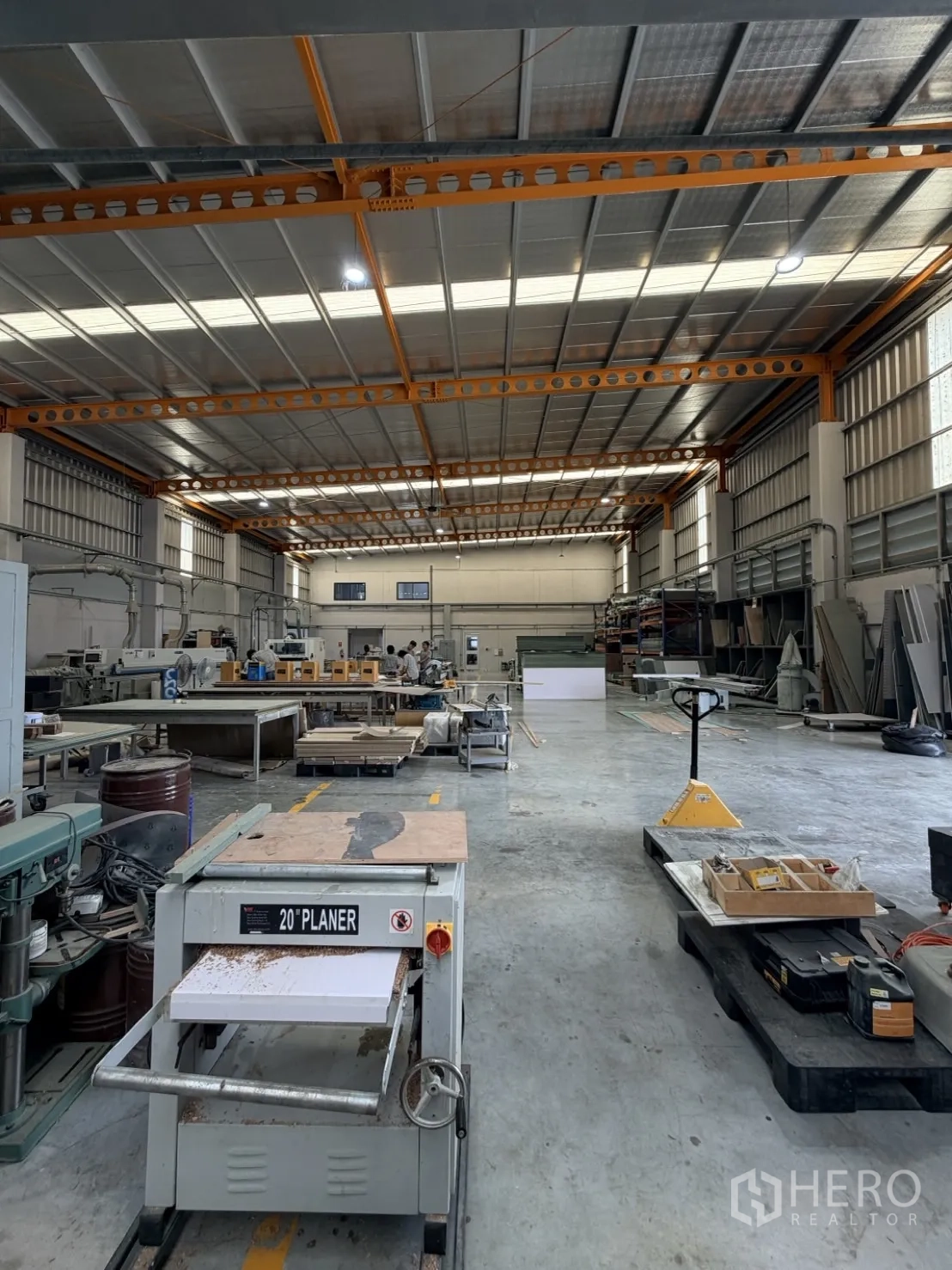 โรงงาน for rent or sale in Lam Luk Ka, Pathum Thani - โซนทำงานมีเครื่องไสไม้และพาเลตเครื่องมือ.