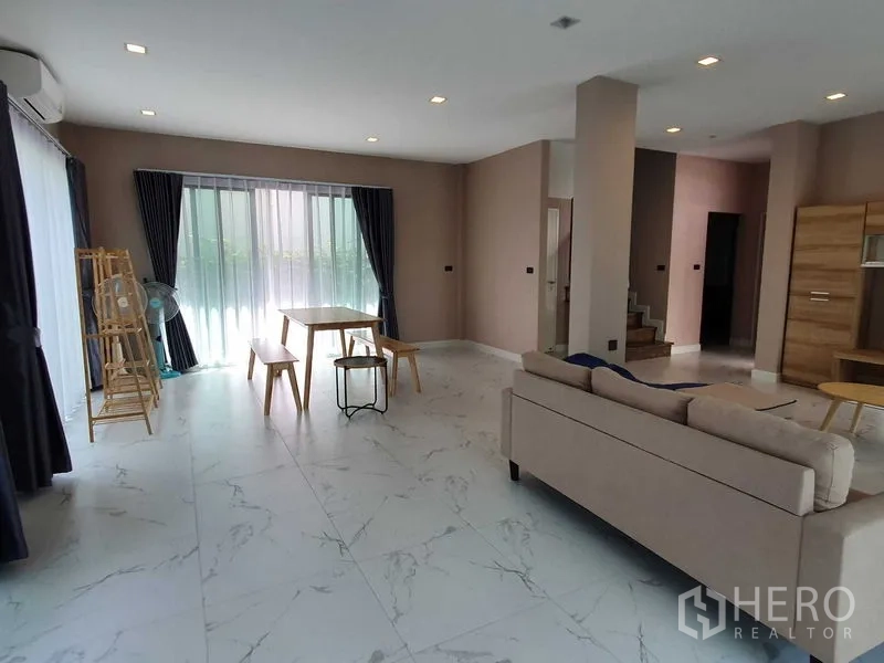 独立式住宅 出租在Khlong Luang, Pathum Thani - 客餐厅一体，仿石纹地砖，与楼梯相连。