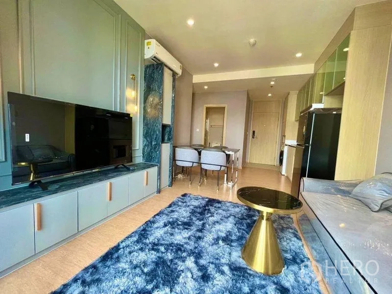 คอนโด ให้เช่าหรือขายในWatthana, Bangkok - โซนนั่งเล่นมีผนังทีวี ชุดทานข้าว และแพนทรีแบบเปิดในคอนโดเขตวัฒนา