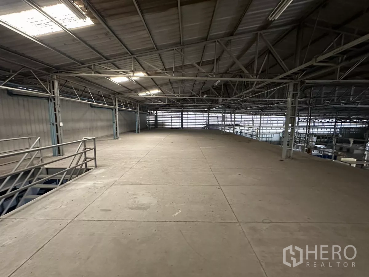 คลังสินค้า ให้เช่าในYan Nawa, Bangkok - พื้นชั้นลอยขนาดใหญ่ พร้อมบันไดและโครงหลังคาสูง