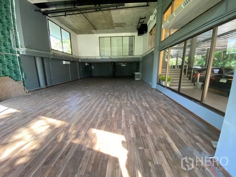 พื้นที่ขายปลีก ให้เช่าในWatthana, Bangkok - พื้นที่เปิดโล่ง กระจกเต็มผนัง พร้อมชั้นลอย