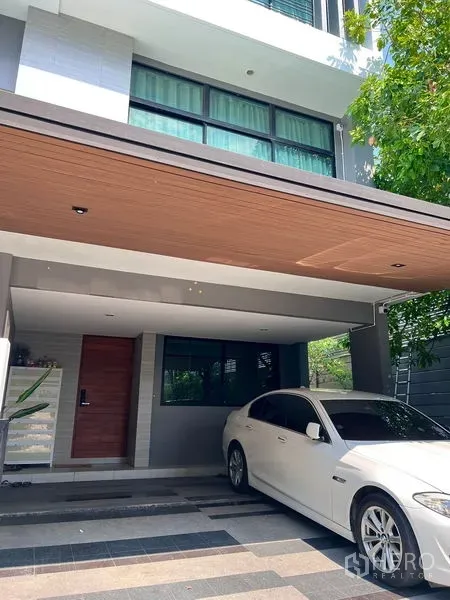 สำนักงานที่บ้าน ให้เช่าในSaphan Sung, Bangkok - ด้านหน้าทาวน์โฮมออฟฟิศสมัยใหม่ มีโรงจอดรถฝ้าไม้และหน้าต่างบานใหญ่