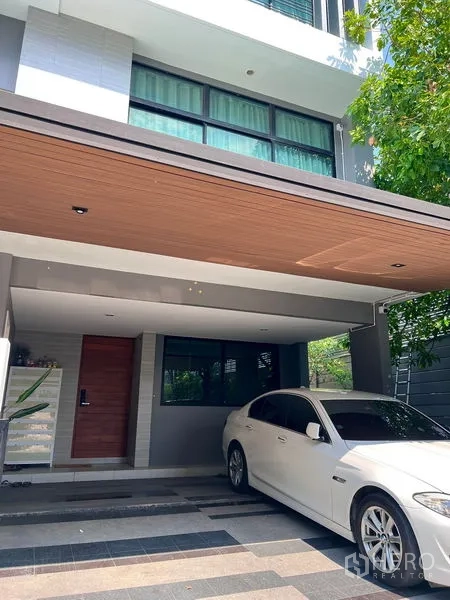 สำนักงานที่บ้าน ให้เช่าในSaphan Sung, Bangkok - ด้านหน้าทาวน์โฮมออฟฟิศสมัยใหม่ มีโรงจอดรถฝ้าไม้และหน้าต่างบานใหญ่