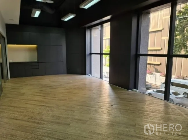 สำนักงาน ให้เช่า - พื้นที่ทำงานสว่าง หน้าต่างสูงจากพื้นจรดเพดาน มองเห็นอาคารเมือง