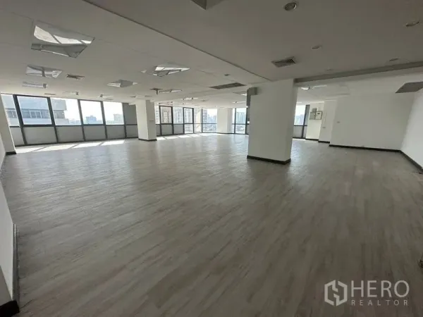 สำนักงาน ให้เช่าหรือขาย - สำนักงานโล่งมีเสา พื้นไวนิล และหน้าต่างพาโนรามาวิวเอกมัย