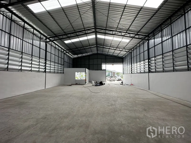 คลังสินค้า ให้เช่าในLam Luk Ka, Pathum Thani - พื้นที่ภายในโล่งกว้าง หันสู่ประตูม้วนหลักและช่องโหลดด้านหน้า