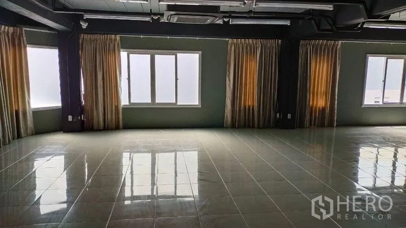 สำนักงาน ให้เช่าในPrawet, Bangkok - พื้นที่สำนักงานแบบโอเพนแปลนในเขตประเวศ กรุงเทพฯ พื้นกระเบื้อง หน้าต่างติดผ้าม่าน และฝ้าเพดานเดินท่อโชว์
