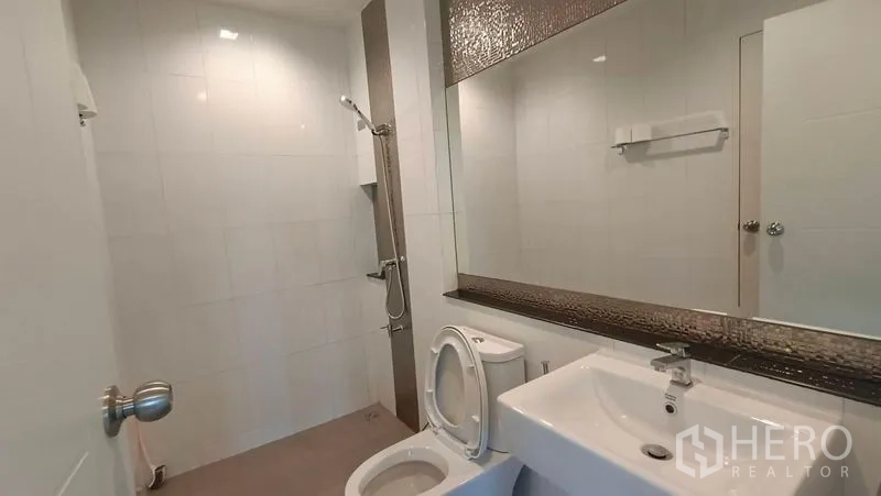 联排别墅 出租 - 卫生间配步入式淋浴、大镜面、台盆与坐便。