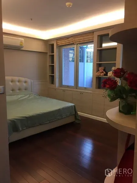 คอนโด ให้เช่าในBang Rak, Bangkok - ห้องนอนอบอุ่น พื้นไม้ หน้าต่างและชั้นวางของบิวท์อิน