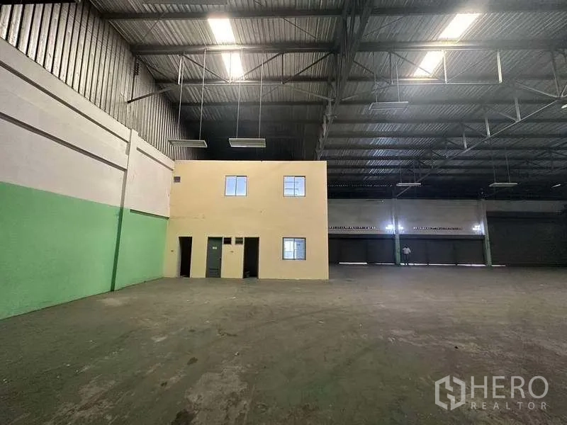 工厂 出租在Nonthaburi - 仓库内两层办公室与服务用房的近景。