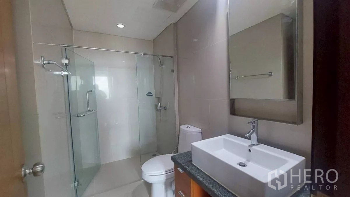 คอนโด ให้เช่าในKhlong San, Bangkok - ห้องน้ำสมัยใหม่พร้อมฉากกั้นอาบน้ำกระจก เคาน์เตอร์อ่าง และโถสุขภัณฑ์